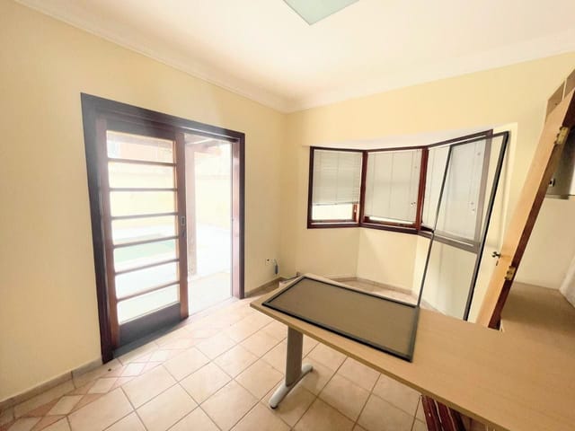 Sobrado com 360m² 3 quartos e 4 banheiros, para alugar, no bairro Jardim das Colinas em São José dos Campos