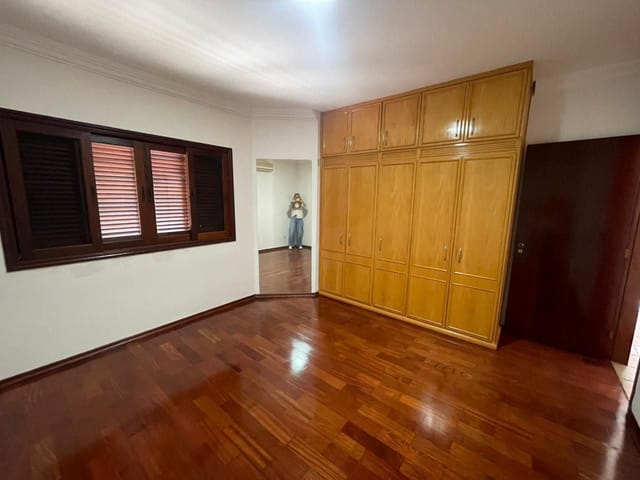 Sobrado com 360m² 3 quartos e 4 banheiros, para alugar, no bairro Jardim das Colinas em São José dos Campos