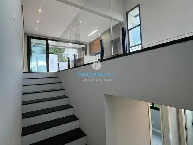 Sobrado com 389m² 4 quartos e 4 banheiros, à venda, no bairro Recanto dos Eucaliptos em São José dos Campos