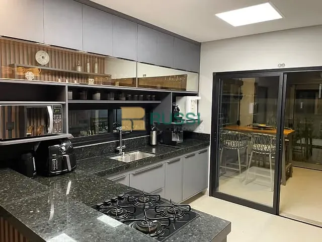 Sobrado com 300m² 4 quartos e 5 banheiros, à venda, no bairro Bairro da Floresta em São José dos Campos