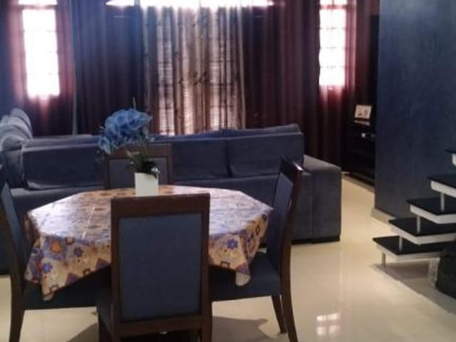 Sobrado com 170m² 3 quartos e 2 banheiros, à venda, no bairro Parque Santa Teresa em Carapicuíba