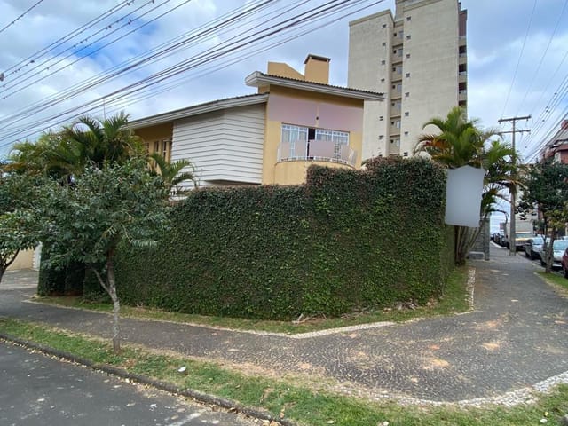 Locação - Sobrado Triplex com 4 suítes, 3 vagas de garagem, Área gourmet, Piscina, 385m², Centro.