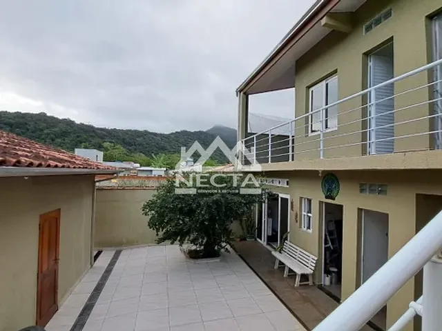 Sobrado com 300m² 4 quartos e 4 banheiros, à venda, no bairro Massaguaçu em Caraguatatuba