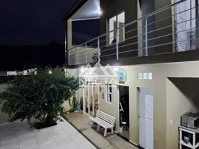 Sobrado com 300m² 4 quartos e 4 banheiros, à venda, no bairro Massaguaçu em Caraguatatuba