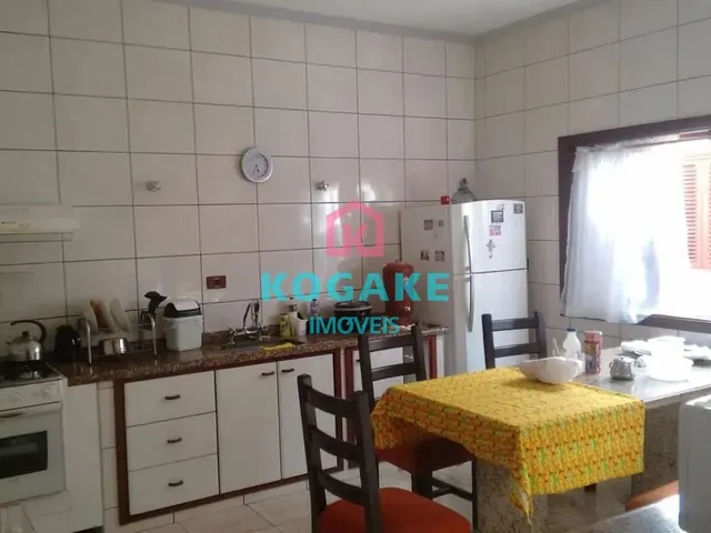 Sobrado com 300m² 4 quartos e 2 banheiros, à venda, no bairro Jardim Santa Maria em Jacareí
