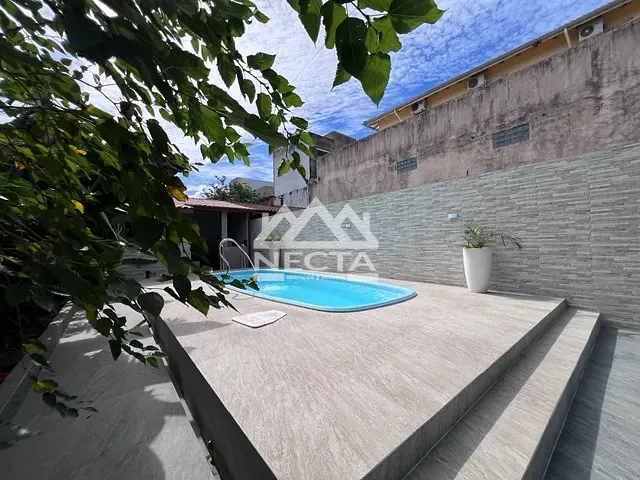 Sobrado com 245m² 6 quartos e 3 banheiros, à venda, no bairro Jardim das Gaivotas em Caraguatatuba
