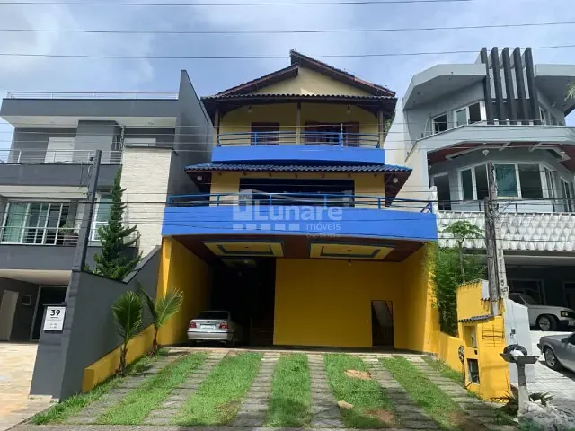 Sobrado 4 quartos e 4 banheiros, à venda, no bairro Jardim Aracy em Mogi das Cruzes