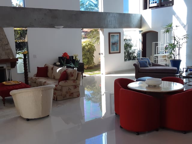 Sobrado com 982m² 6 quartos e 8 banheiros, à venda, no bairro Jardim Acapulco em Guarujá