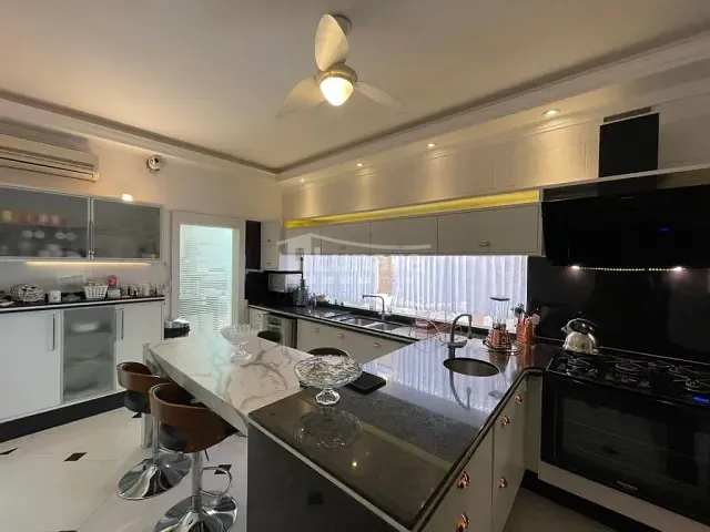 Sobrado com 300m² 4 quartos e 3 banheiros, à venda, no bairro Jardim Aracy em Mogi das Cruzes