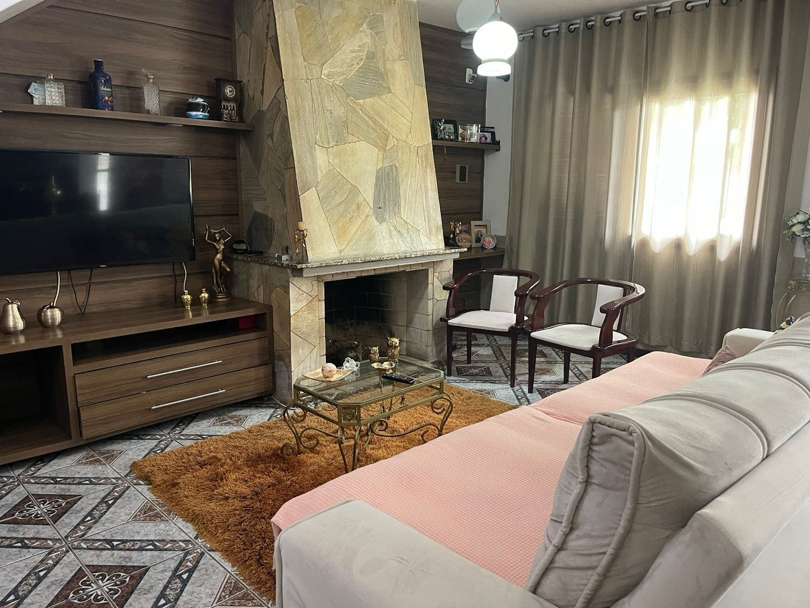 Casa à venda nas Três Vendas, Pelotas: 250 m², 3 quartos (sendo 1 suíte) , lareira, churrasqueira e amplo pátio.