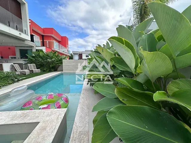 Sobrado com 360m² 5 quartos e 6 banheiros, à venda, no bairro Massaguaçu em Caraguatatuba