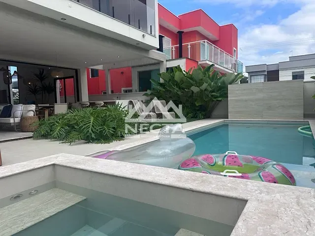 Sobrado com 360m² 5 quartos e 6 banheiros, à venda, no bairro Massaguaçu em Caraguatatuba