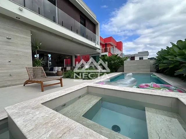 Sobrado com 360m² 5 quartos e 6 banheiros, à venda, no bairro Massaguaçu em Caraguatatuba