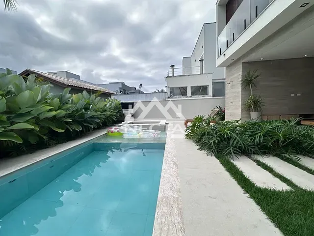 Sobrado com 360m² 5 quartos e 6 banheiros, à venda, no bairro Massaguaçu em Caraguatatuba