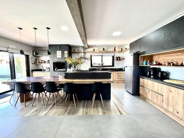 Foto do Casa - Sobrado à Venda: 3 Dormitórios, Alphaville Fase 2, Laranjal, Pelotas. 4 Banheiros, Escritório, Piscina, Churrasqueira, Condomínio Completo | UP Imóveis