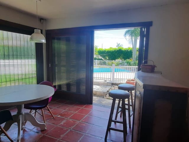Casa com 1177m² 4 quartos e 3 banheiros, à venda, no bairro Laranjal em Pelotas