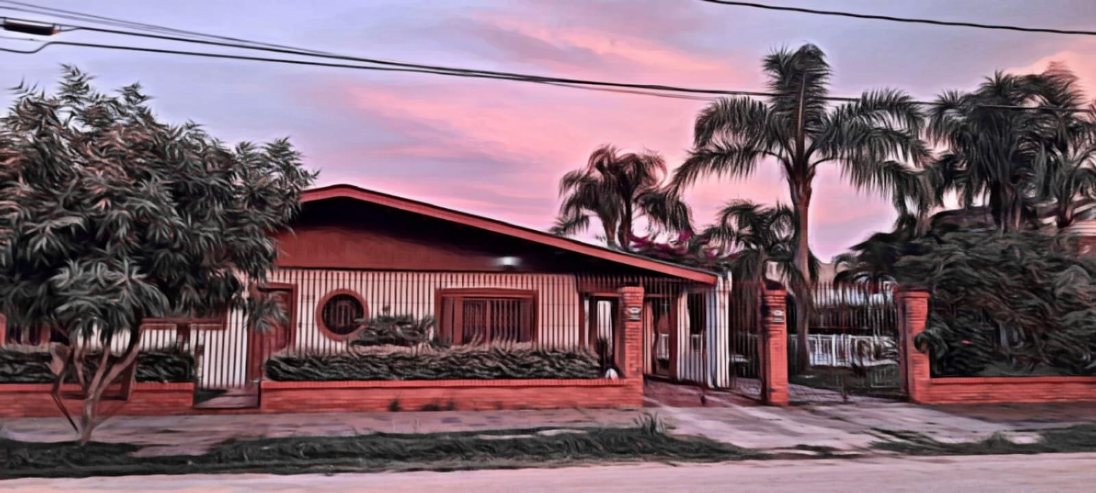 Casa à venda no Laranjal, Pelotas/RS – 375 m² úteis, 4 quartos (sendo 1 suíte), área gourmet com piscina e churrasqueira, e 6 vagas de garagem.