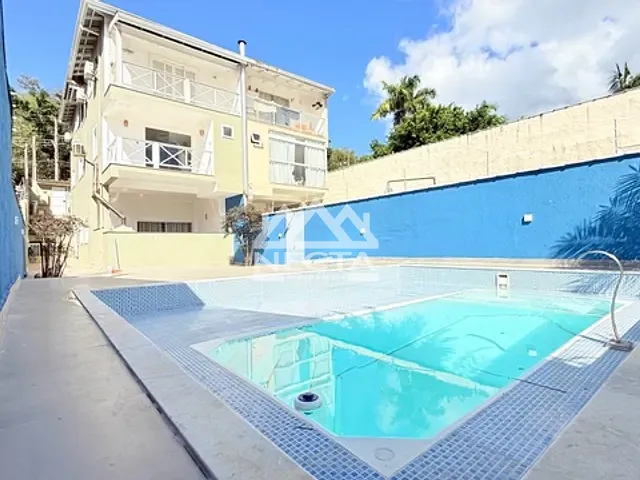Sobrado com 350m² 3 quartos e 5 banheiros, à venda, no bairro Praia do Arrastão em São Sebastião