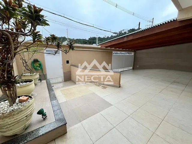 Sobrado com 290m² 4 quartos e 3 banheiros, à venda, no bairro Jardim Califórnia em Caraguatatuba