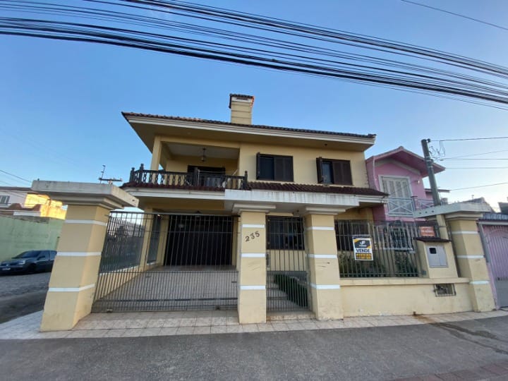 Sobrado na Av. Salgado Filho com 252m², 3 dormitórios (2 suítes), lareira, mezanino, espaço gourmet e 2 vagas — amplo, completo e muito bem localizado.