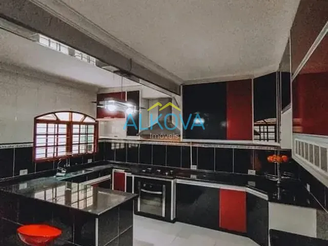 Sobrado com 250m² 4 quartos e 4 banheiros, à venda, no bairro Residencial União em São José dos Campos