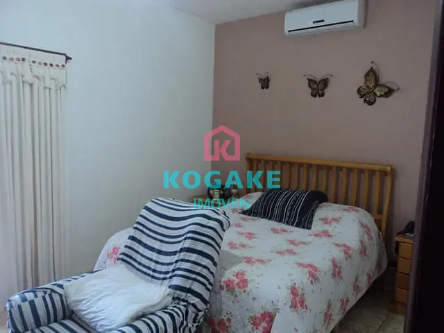 Sobrado com 300m² 4 quartos e 2 banheiros, à venda, no bairro Jardim Santa Maria em Jacareí