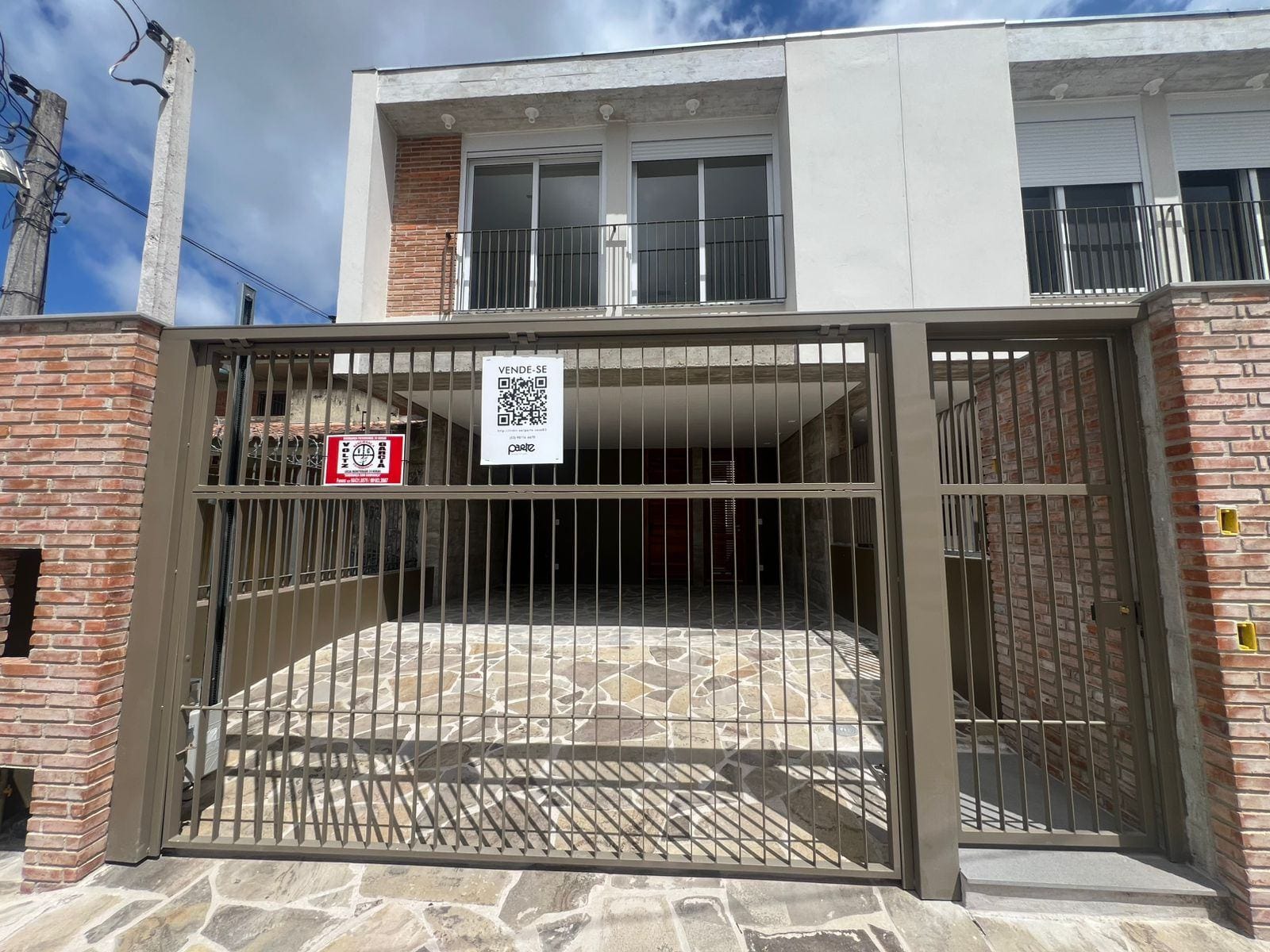 Sobrado próximo à Avenida Dom Joaquim, Pelotas, RS, com 3 Dormitórios, Suíte, 2 Vagas, Churrasqueira e Lareira