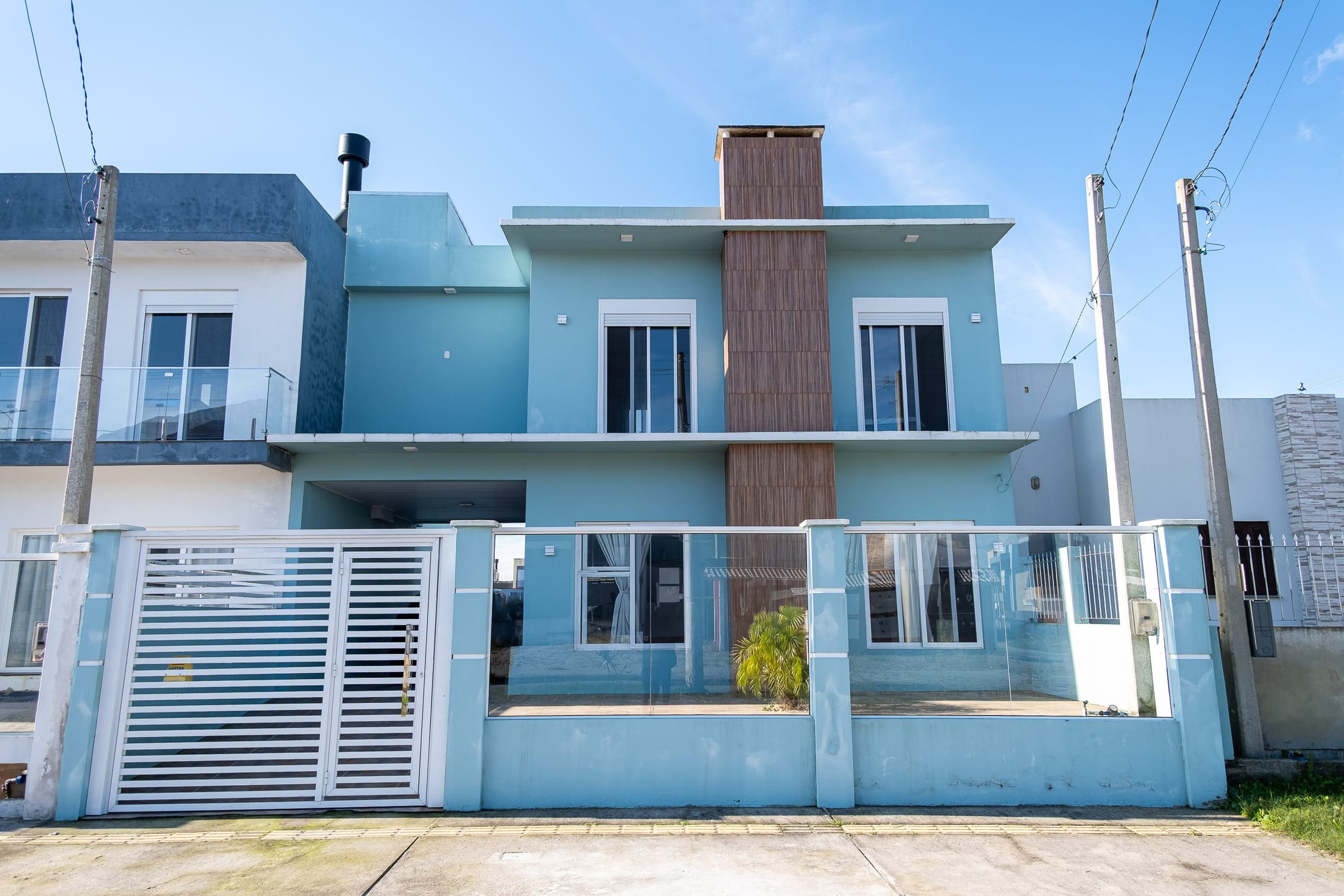 Sobrado à venda ou aluguel no Loteamento Amarilis, Pelotas/RS, com 3 dormitórios, suíte, 4 vagas e 180 m² de área útil