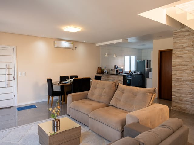 Casa com 290m² 3 quartos e 2 banheiros, à venda ou para alugar, no bairro Laranjal em Pelotas