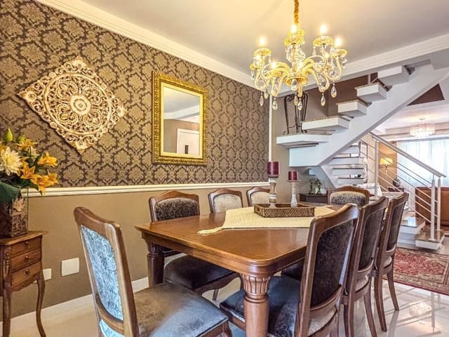 Sobrado com 225m² 5 quartos e 4 banheiros, à venda, no bairro Santa Felicidade em Curitiba