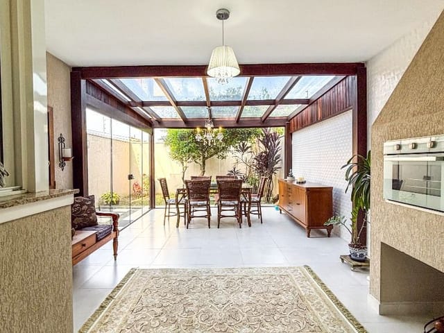 Sobrado com 225m² 5 quartos e 4 banheiros, à venda, no bairro Santa Felicidade em Curitiba