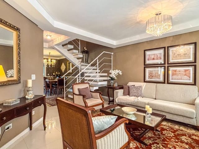 Sobrado com 225m² 5 quartos e 4 banheiros, à venda, no bairro Santa Felicidade em Curitiba