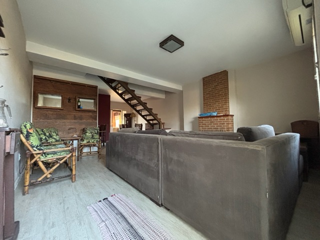 Casa com 175m² 2 quartos e 2 banheiros, à venda, no bairro Laranjal em Pelotas
