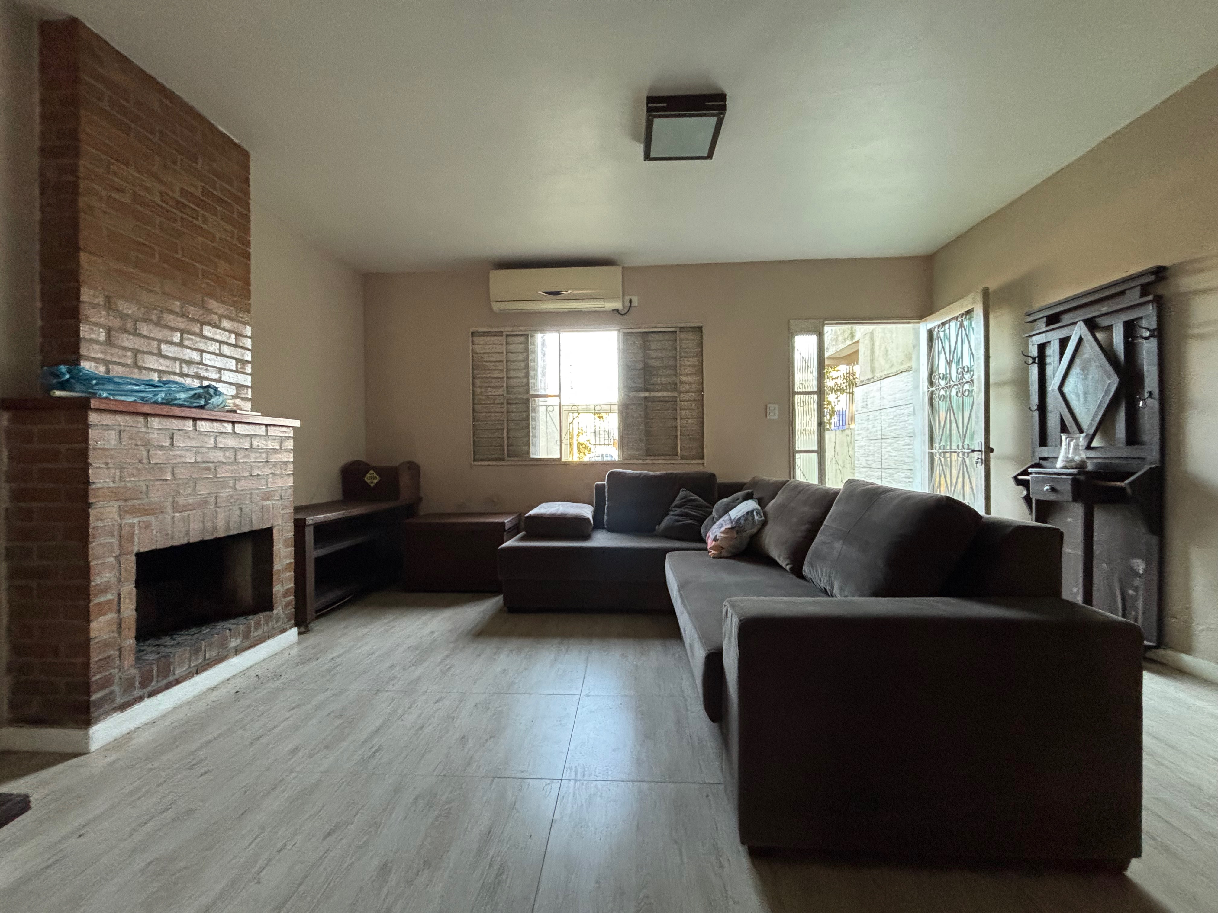 Casa à venda no Laranjal, Pelotas: 150 m², 2 quartos (sendo 1 suíte), lareira, espaço gourmet com piscina e churrasqueira.