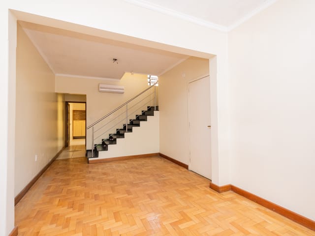 Foto do Casa - Sobrado à venda no Centro de Pelotas, RS, com 177 m², 3 dormitórios (1 suíte), 3 banheiros, pátio com churrasqueira, terraço, 1 vaga e segurança completa | UP Imóveis