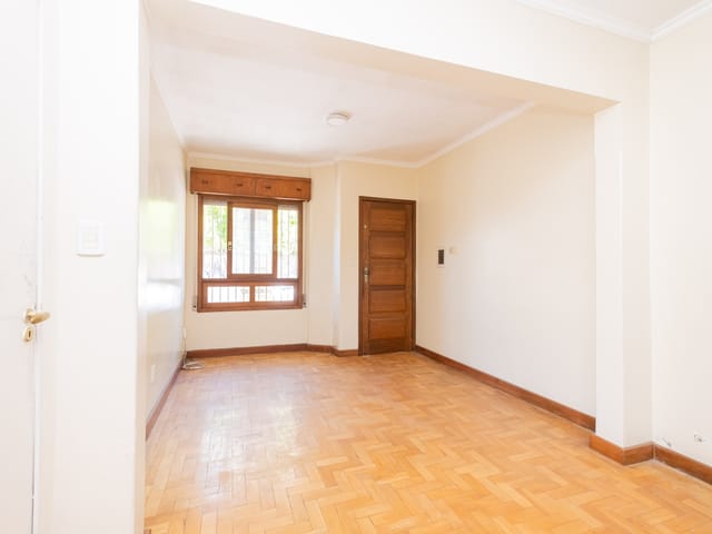 Foto do Casa - Sobrado à venda no Centro de Pelotas, RS, com 177 m², 3 dormitórios (1 suíte), 3 banheiros, pátio com churrasqueira, terraço, 1 vaga e segurança completa | UP Imóveis