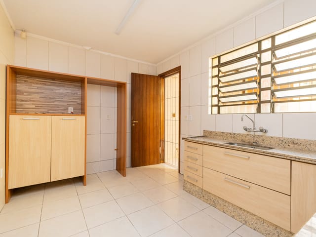 Foto do Casa - Sobrado à venda no Centro de Pelotas, RS, com 177 m², 3 dormitórios (1 suíte), 3 banheiros, pátio com churrasqueira, terraço, 1 vaga e segurança completa | UP Imóveis