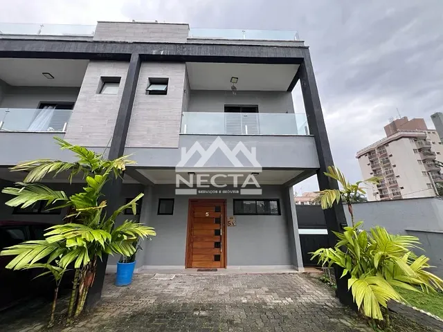 Sobrado com 120m² 2 quartos e 2 banheiros, à venda, no bairro Balneário Gardem Mar em Caraguatatuba