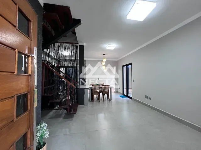Sobrado com 120m² 2 quartos e 2 banheiros, à venda, no bairro Balneário Gardem Mar em Caraguatatuba