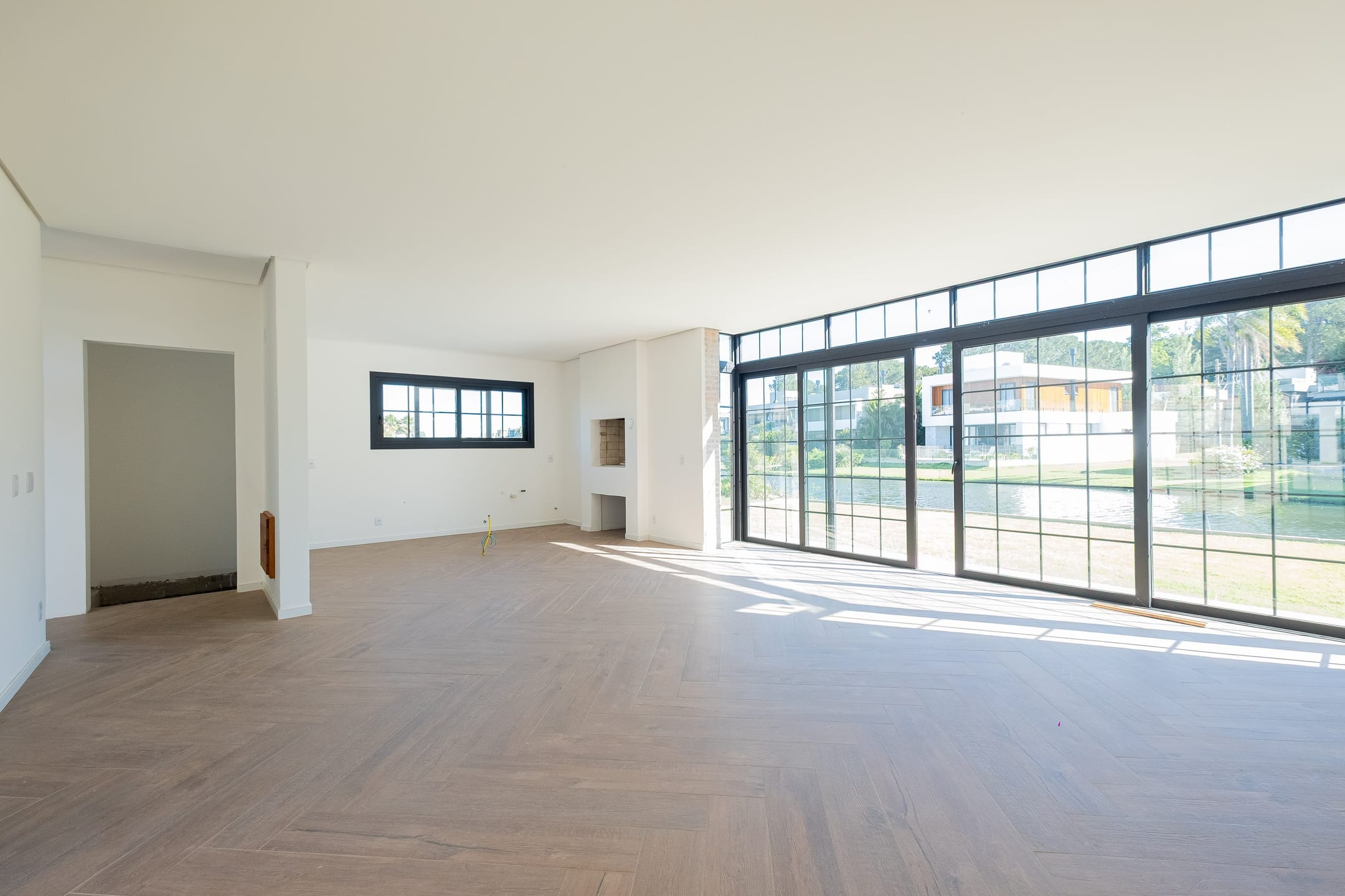 Casa à venda no Veredas, Laranjal: 270 m², 2 quartos (ambos suítes), sistema de calefação e vista para o lago.
