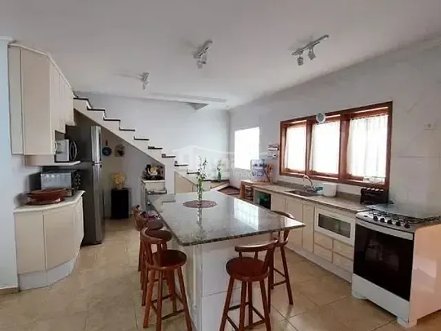 Sobrado com 360m² 3 quartos e 5 banheiros, à venda, no bairro Jardim Aracy em Mogi das Cruzes