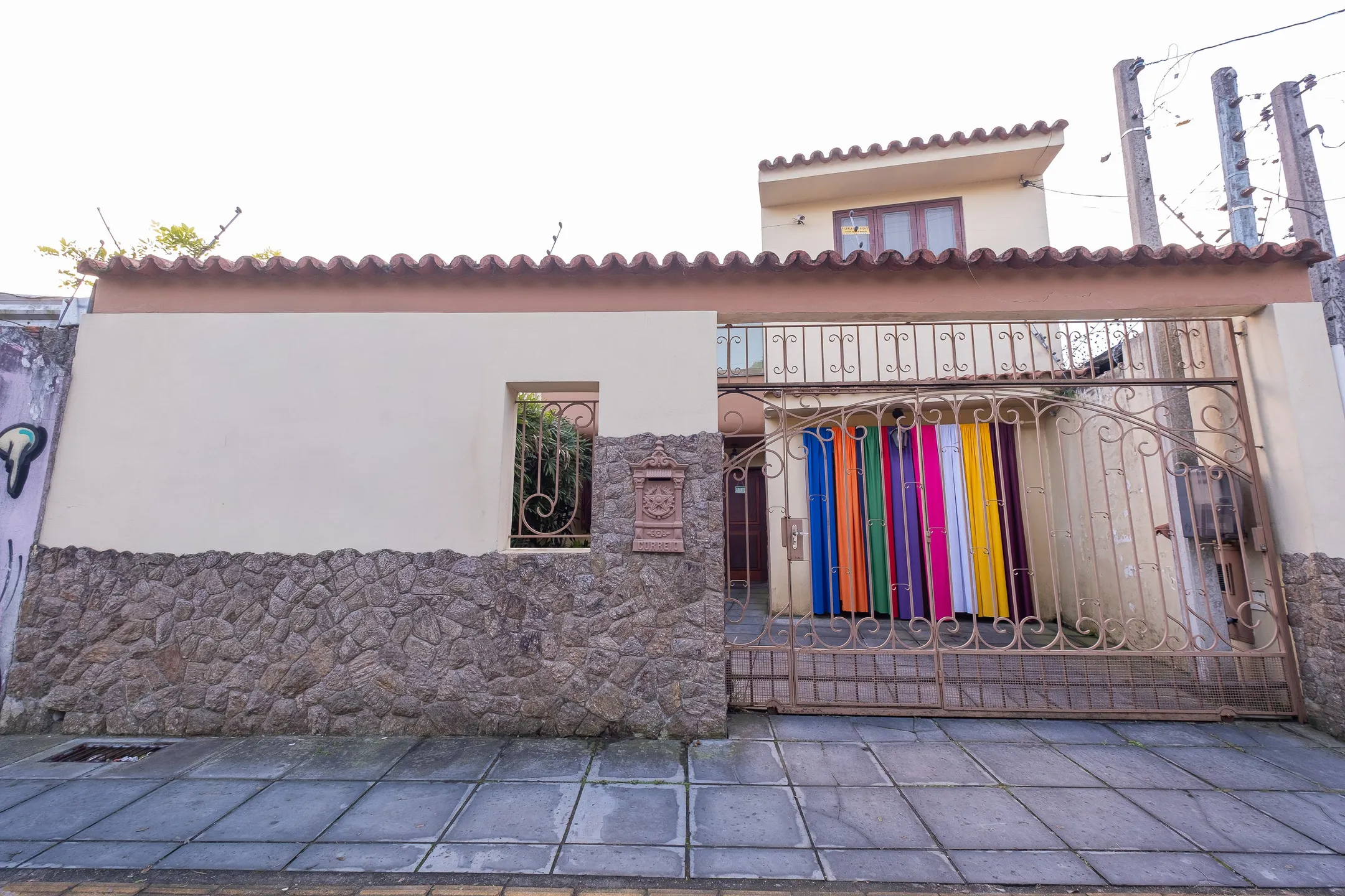 Sobrado com 4 dormitórios disponível para venda e aluguel no bairro Areal em Pelotas RS, ideal para morar ou investir com conforto