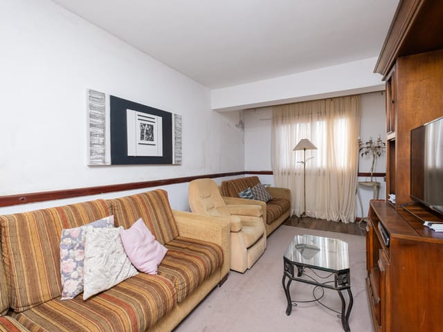 Casa com 327m² 4 quartos e 3 banheiros, à venda ou para alugar, no bairro Areal em Pelotas