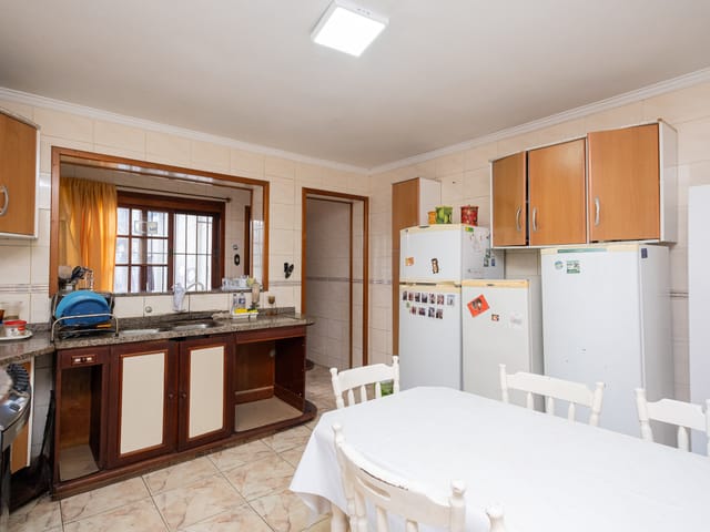 Casa com 327m² 4 quartos e 3 banheiros, à venda ou para alugar, no bairro Areal em Pelotas