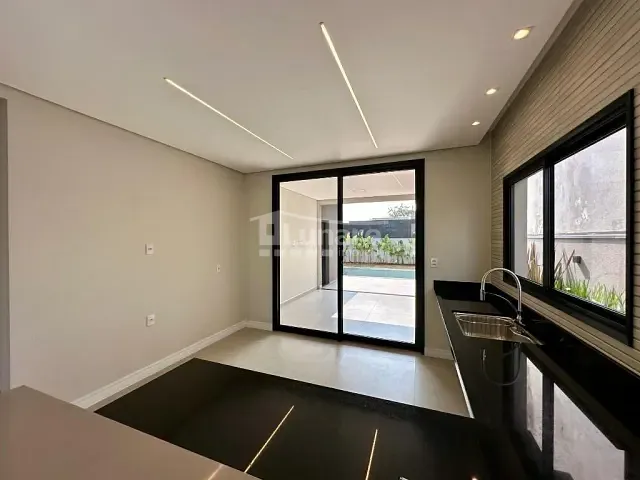 Sobrado com 378m² 4 quartos e 6 banheiros, à venda, no bairro Cézar de Souza em Mogi das Cruzes