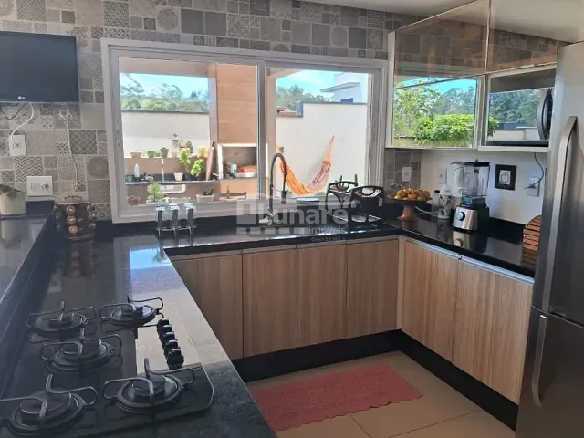 Sobrado com 270m² 4 quartos e 3 banheiros, à venda, no bairro Cézar de Souza em Mogi das Cruzes