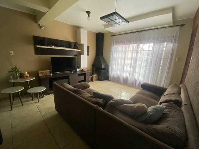 Casa 3 quartos e 4 banheiros, à venda, no bairro Areal em Pelotas