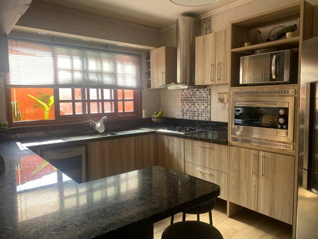 Casa 3 quartos e 4 banheiros, à venda, no bairro Areal em Pelotas