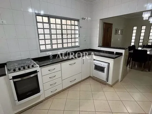 Sobrado com 300m² 4 quartos e 3 banheiros, à venda, no bairro Santa Luzia em Ibiporã