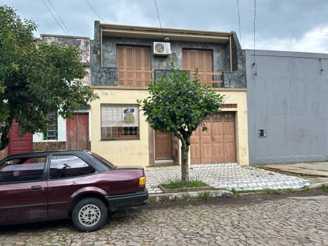 Foto do Casa - Sobrado à venda, Centro, Pelotas, RS. 4 dorms., 3 salas, 4 banh, 1 vaga, ar-cond, cozinha, quarto de serviço, aquecimento elétrico, piso cerâmica/ madeira. | UP Imóveis